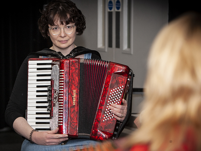 Adukt with accordion