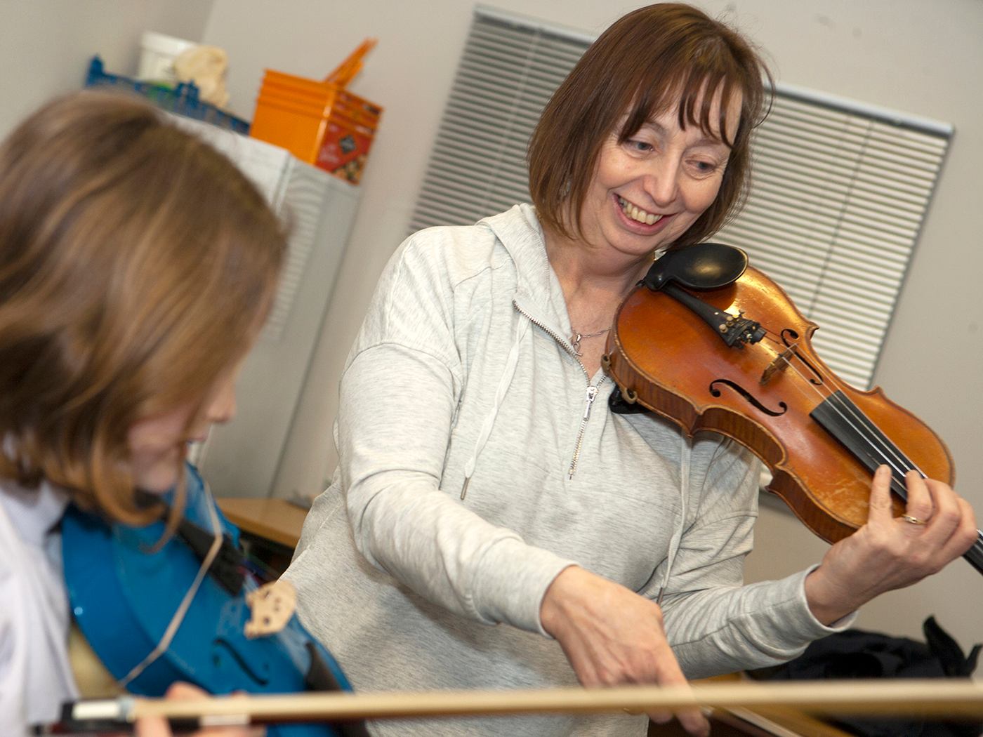 Tutor teachin fiddle